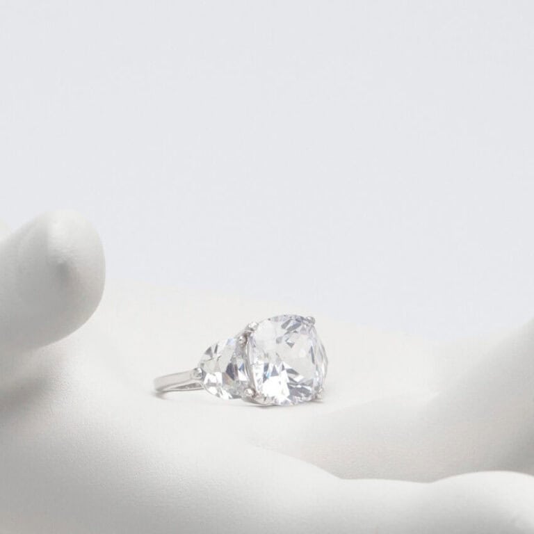 Anello argento solitario tre zirconi