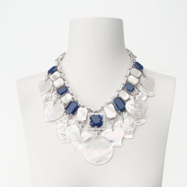 Collana girocollo bianco blu