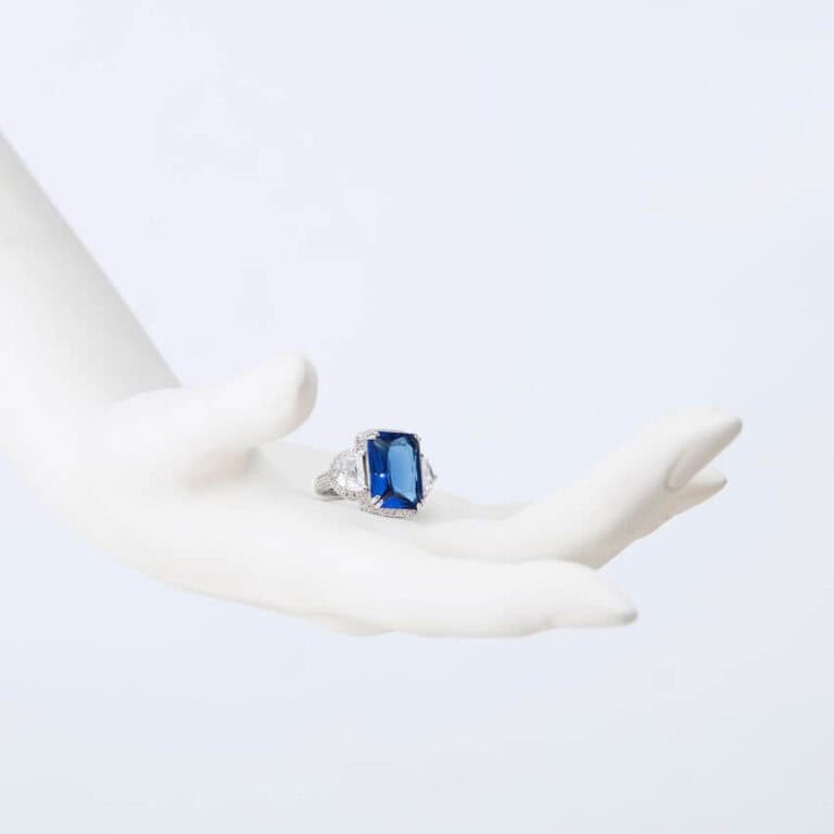 Anello taglio smeraldo argento e blu zaffiro - immagine 2