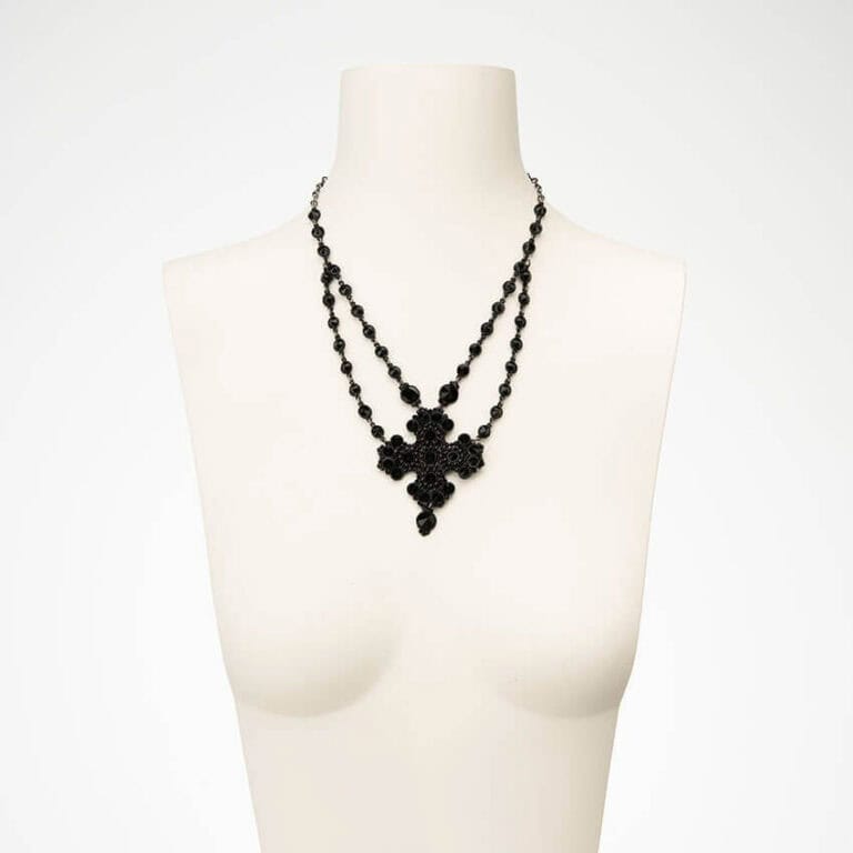 Collana girocollo con ciondolo croce nero