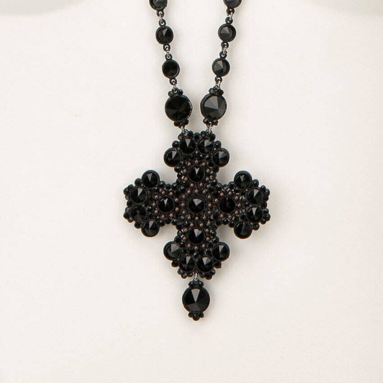 Collana girocollo con ciondolo croce nero - immagine 4