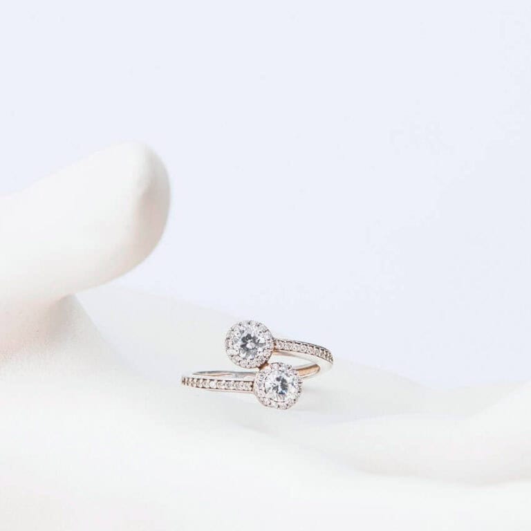 Anello contrariè in argento con zirconi a corona