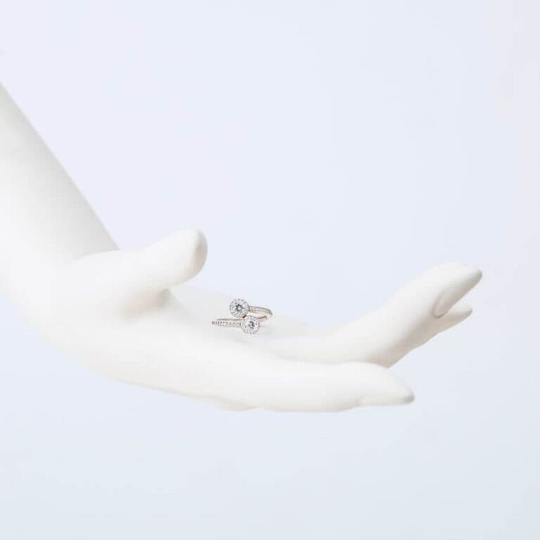 Anello contrariè in argento con zirconi a corona