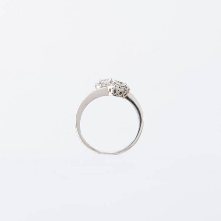 Anello contrariè in argento con zirconi a corona