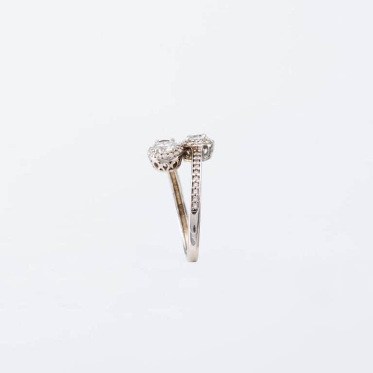 Anello contrariè in argento con zirconi a corona