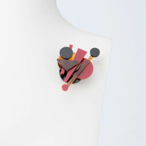 spilla design rosso nero ambra