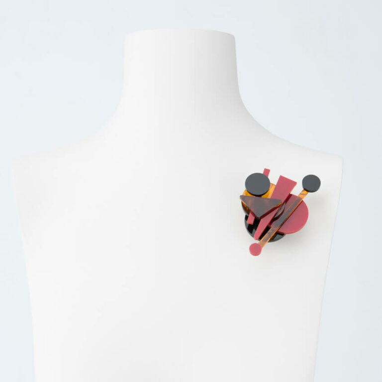 spilla design rosso nero ambra