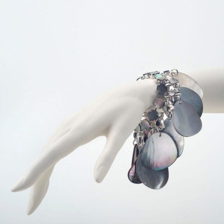 Bracciale con charms in madreperla grigia
