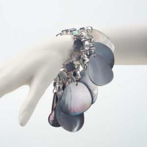 Bracciale con charms in madreperla grigia