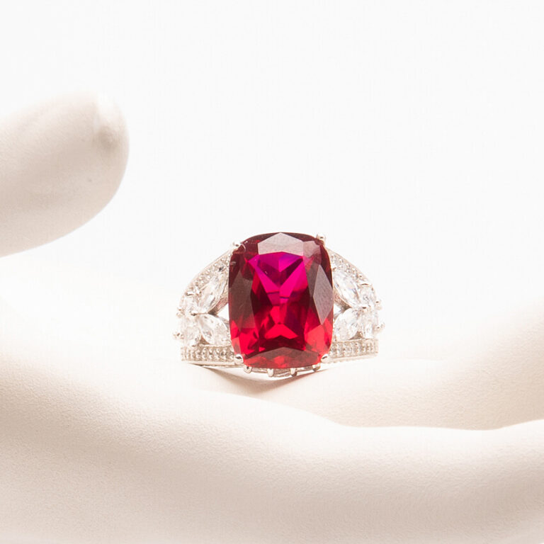 Anello pietra centrale color rubino zirconi marquise 1