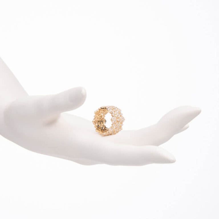 Anello a fascia a motivi floreali colore oro 2