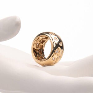 Anello fascia stondata con stelle e gocce di zirconi 1