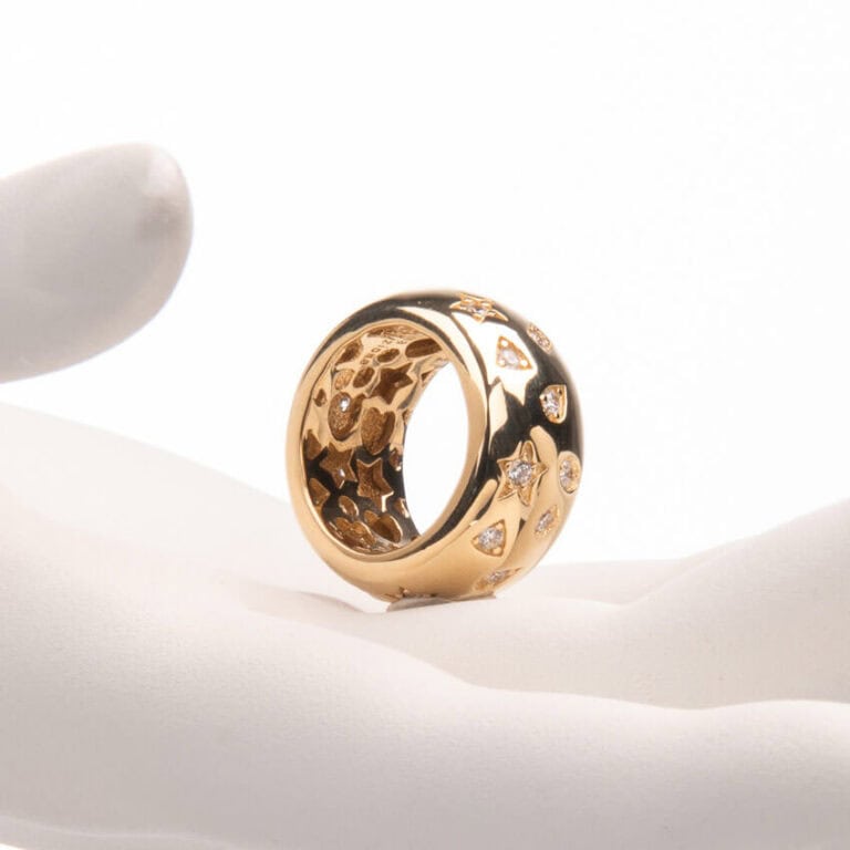 Anello fascia stondata con stelle e gocce di zirconi 1