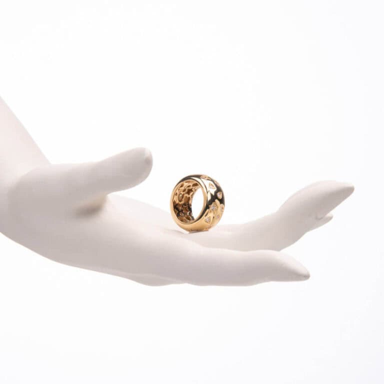 Anello fascia stondata con stelle e gocce di zirconi 2