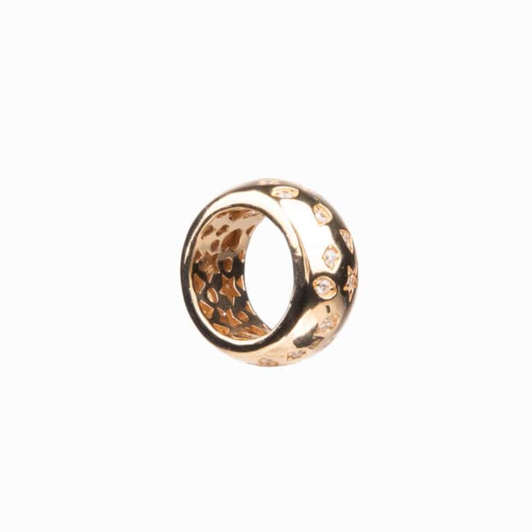 Anello fascia stondata con stelle e gocce di zirconi 3