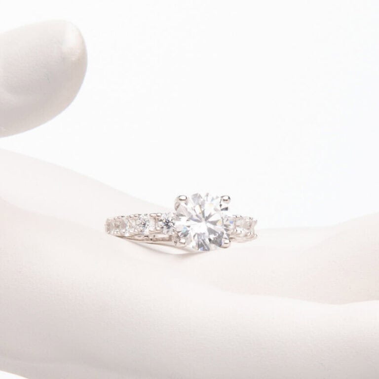 Anello modello soiltario con zirconi anche sul gambo 1