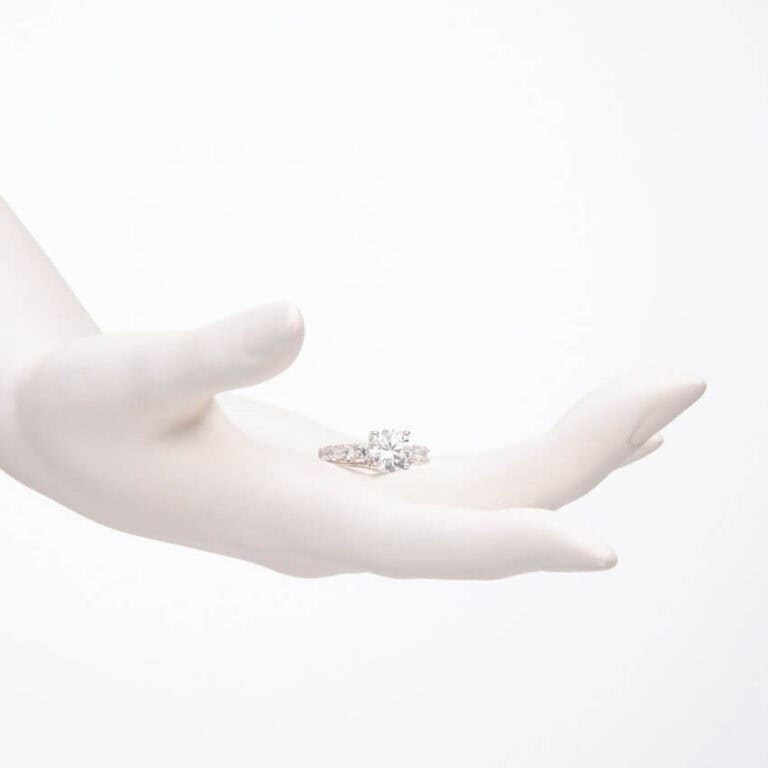 Anello modello soiltario con zirconi anche sul gambo 2