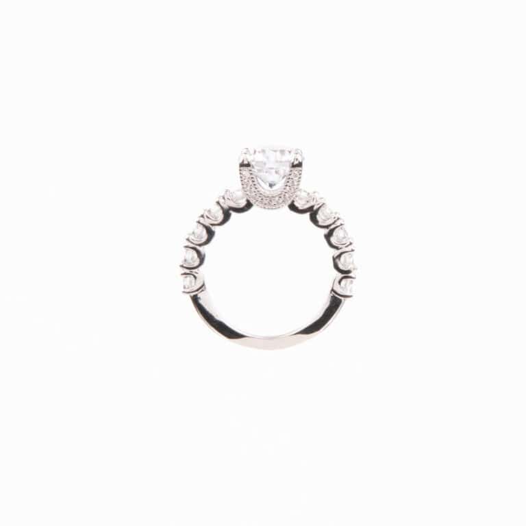Anello modello soiltario con zirconi anche sul gambo 4