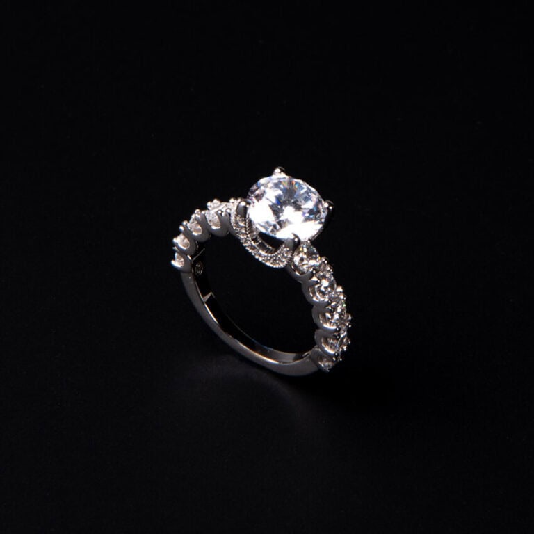 Anello modello soiltario con zirconi anche sul gambo 6