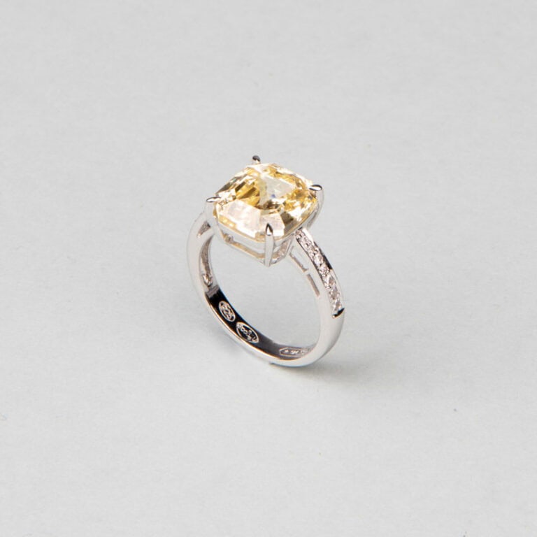 Anello modello solitario pietra centrale giallo canary 6