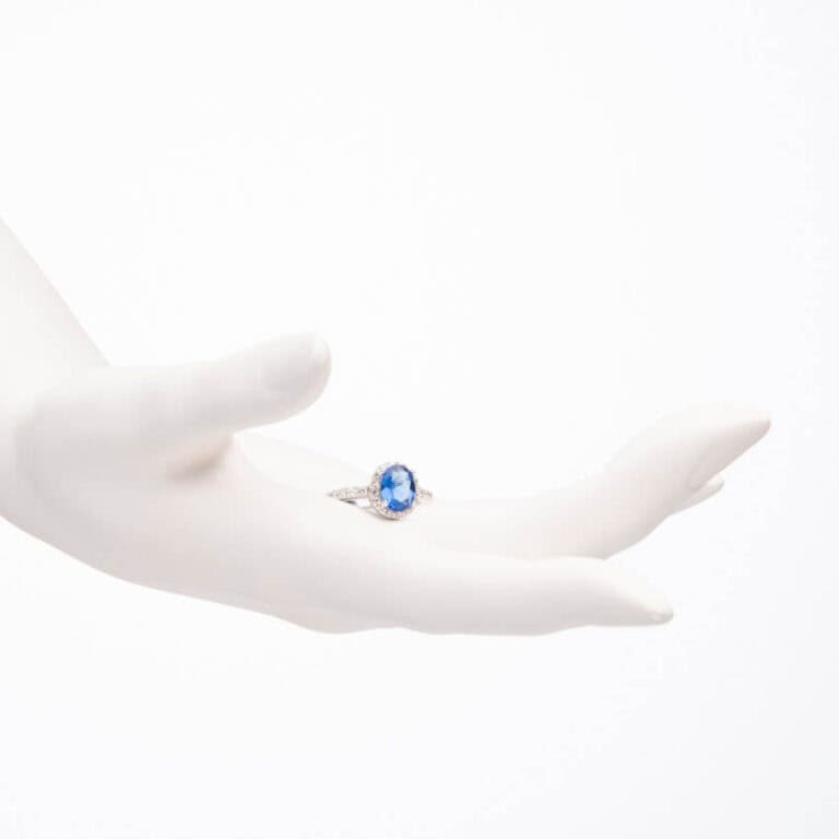 Anello pietra centrale taglio ovale blu zaffiro 2