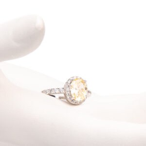 Anello pietra centrale taglio ovale giallo canary 1