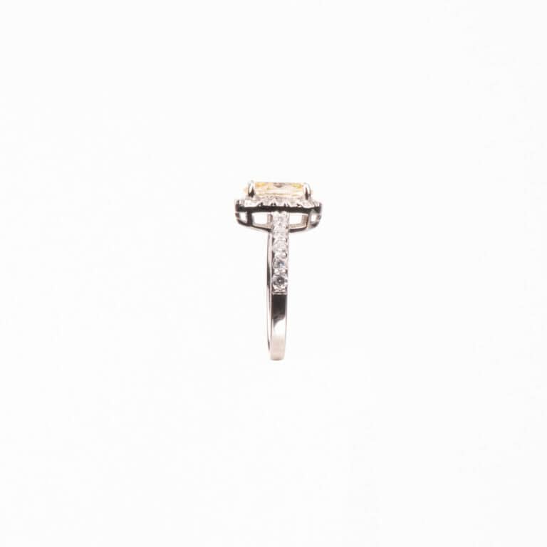 Anello pietra centrale taglio ovale giallo canary 4
