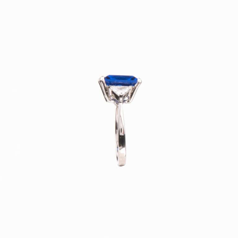 Anello pietra centrale taglio rettangolare blu zaffiro 4