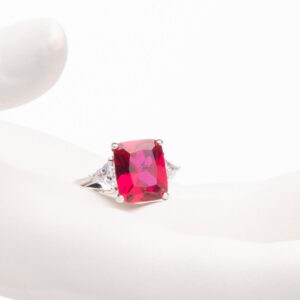 Anello pietra centrale taglio rettangolare rosso rubino