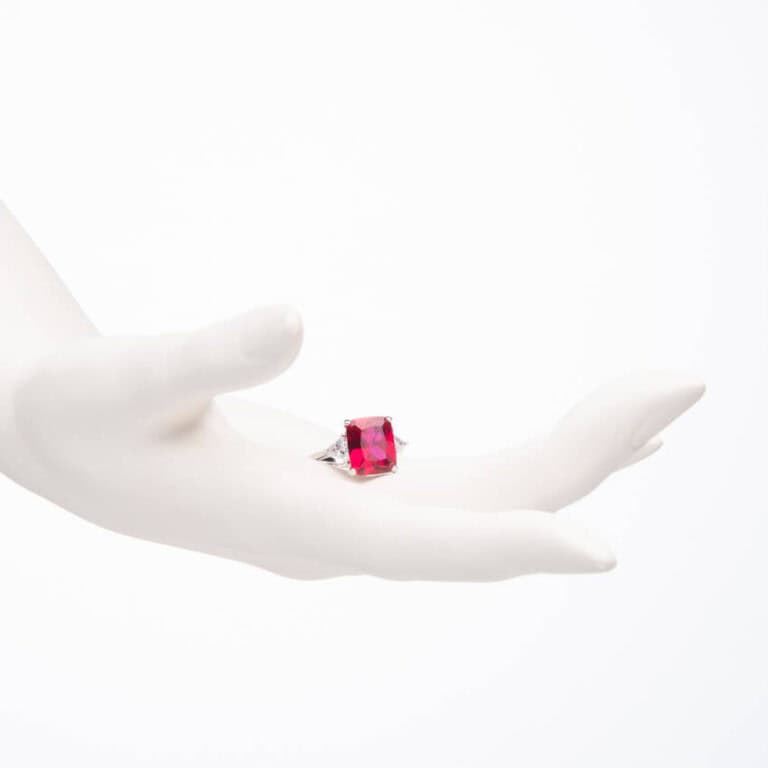 Anello pietra centrale taglio rettangolare rosso rubino 2
