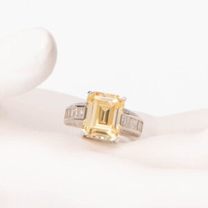 Anello modello cocktail giallo canary taglio smeraldo 1