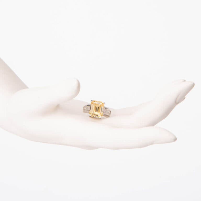 Anello modello cocktail giallo canary taglio smeraldo 2