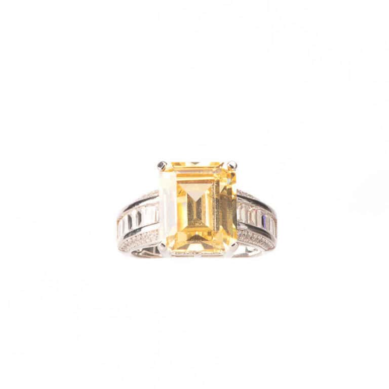 Anello modello cocktail giallo canary taglio smeraldo 3