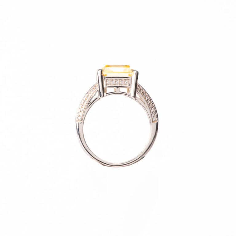 Anello modello cocktail giallo canary taglio smeraldo 4