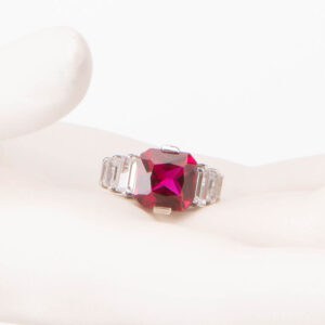 Anello modello cocktail rubino taglio cuscino baguette 1