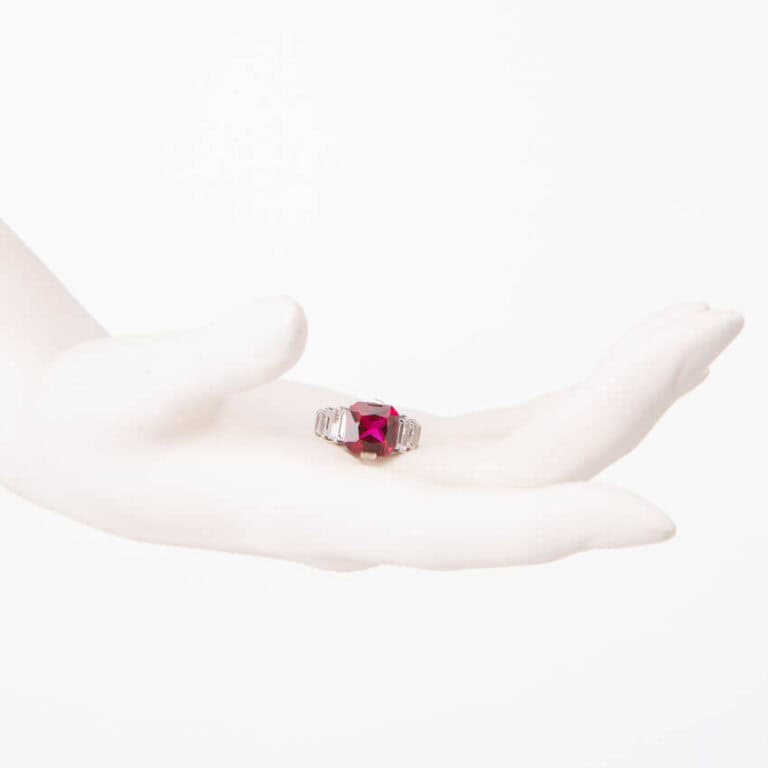 Anello modello cocktail rubino taglio cuscino baguette 2