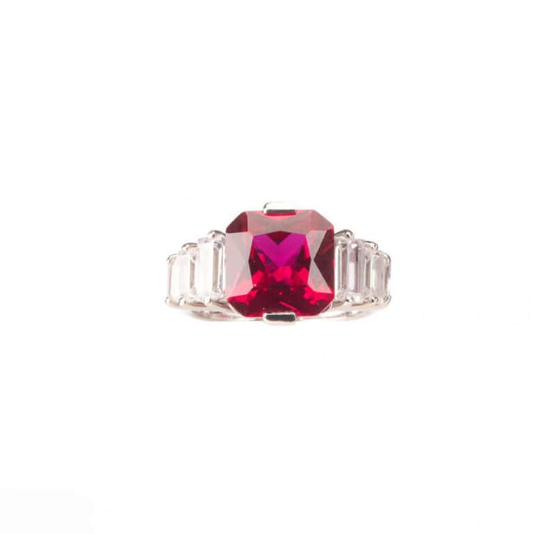 Anello modello cocktail rubino taglio cuscino baguette 3