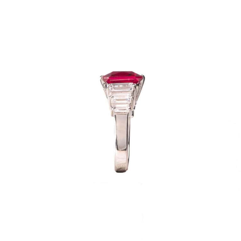 Anello modello cocktail rubino taglio cuscino baguette 5