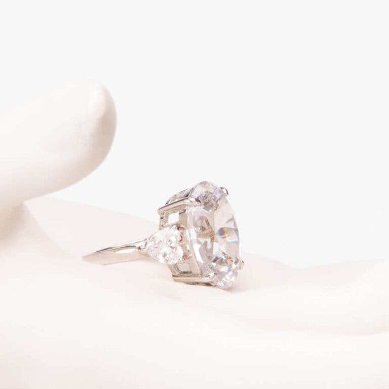 Anello modello cocktail centrale ovale cuori laterali 2