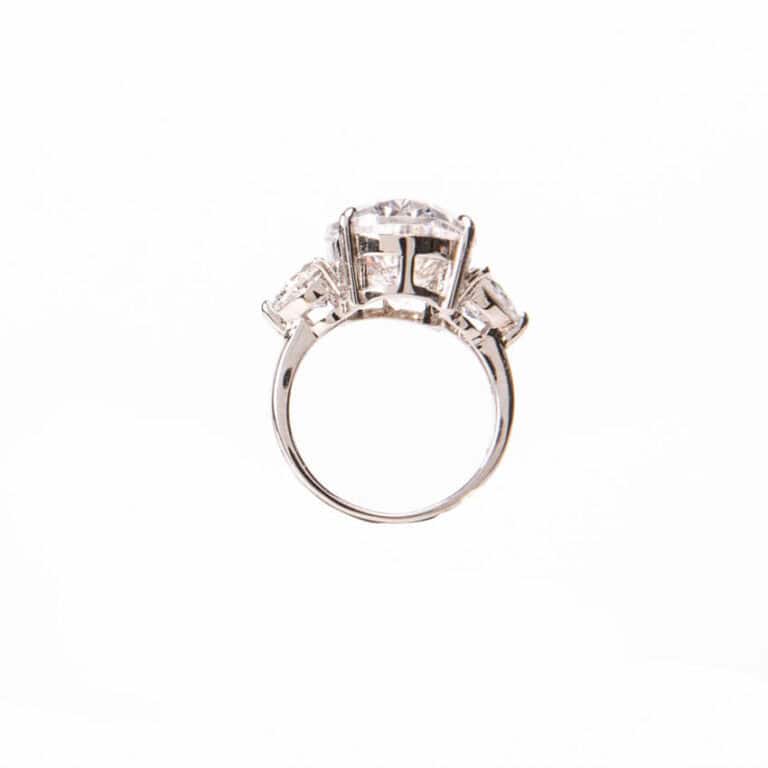 Anello modello cocktail centrale ovale cuori laterali 3