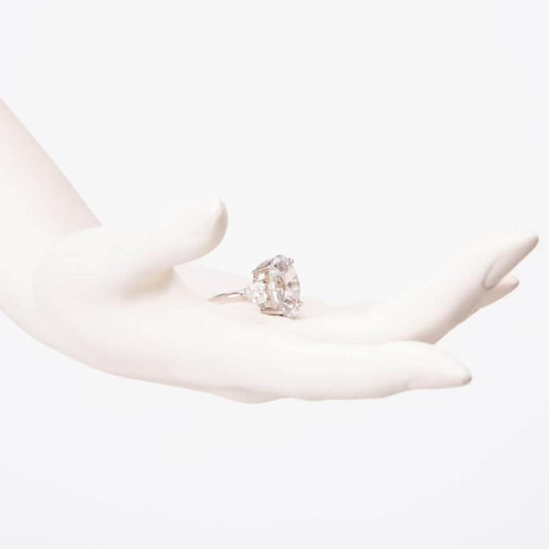 Anello modello cocktail centrale ovale cuori laterali
