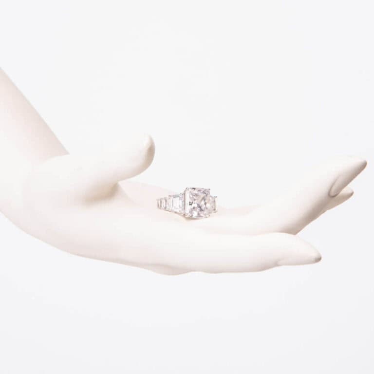 Anello modello cocktail pietra centrale rettangolare