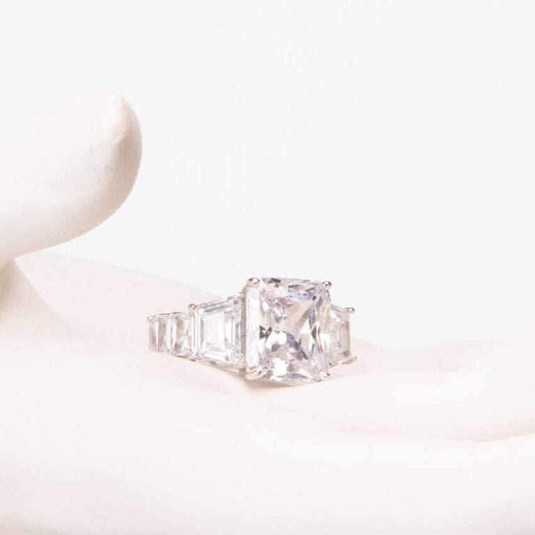 Anello modello cocktail pietra centrale rettangolare 2