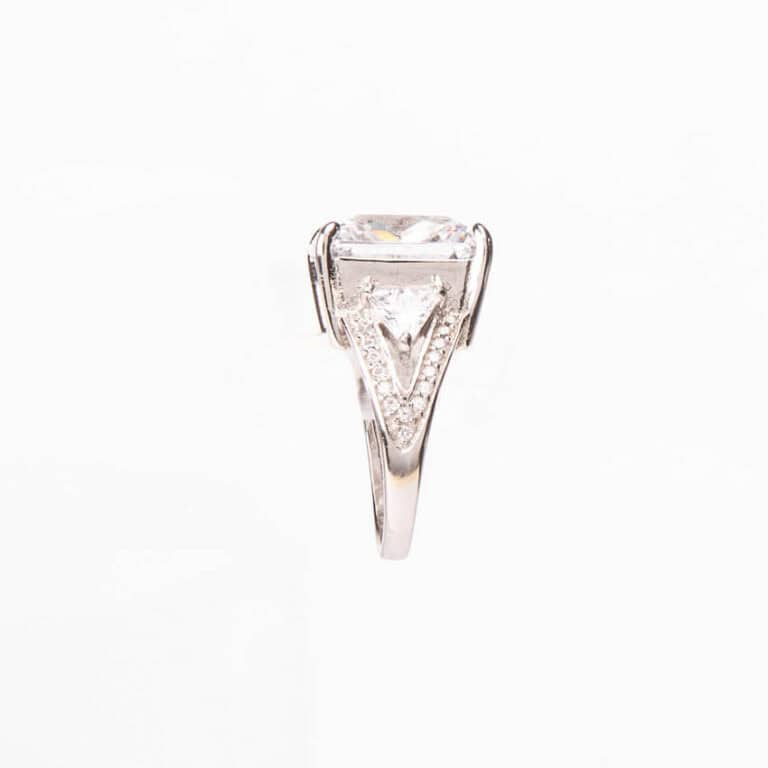 Anello modello cocktail pietra centrale taglio princess 1