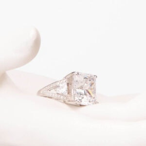 Anello modello cocktail pietra centrale taglio princess 2