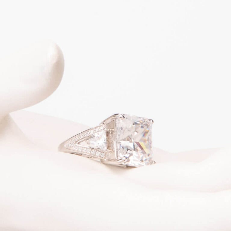 Anello modello cocktail pietra centrale taglio princess 2