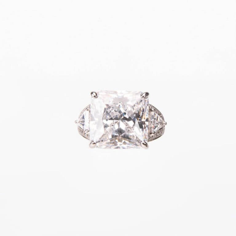 Anello modello cocktail pietra centrale taglio princess 3
