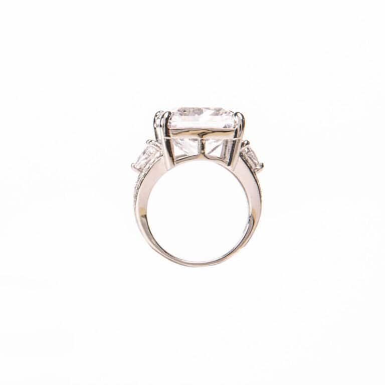 Anello modello cocktail pietra centrale taglio princess 4