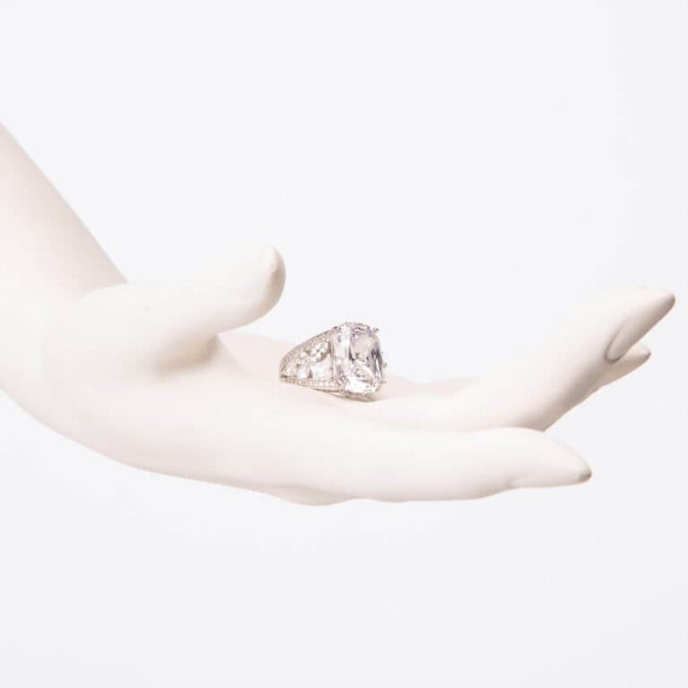 Anello modello cocktail pietra taglio smeraldo marquise