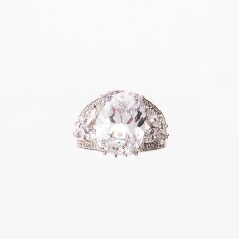 Anello modello cocktail pietra taglio smeraldo marquise 2